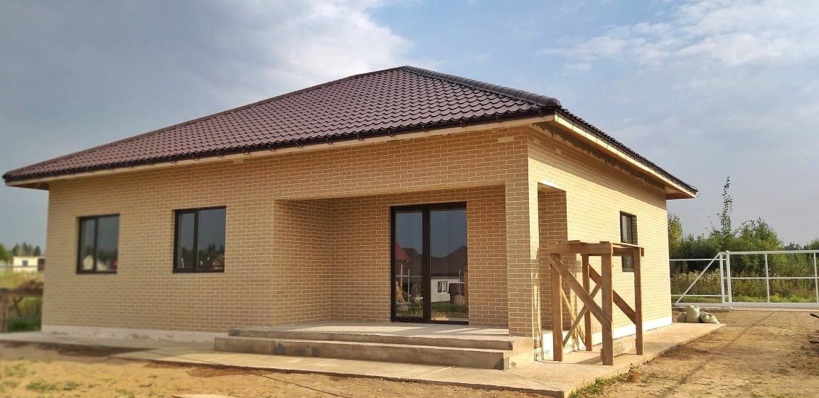 Одноповерховий будинок, повністю облицьований пісочною цеглою АМК, з відкритою терасою